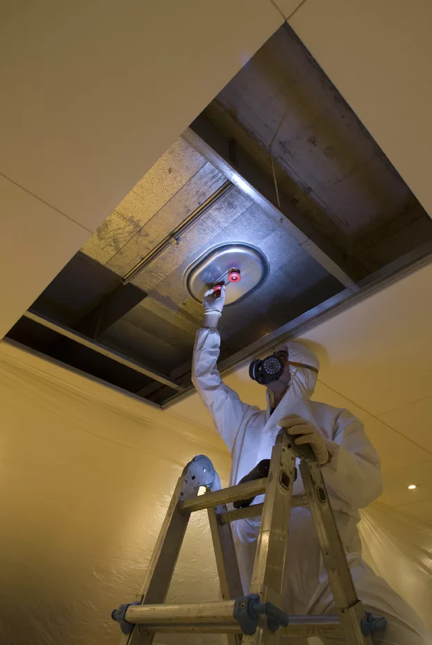 tecnico gestione igienica HVAC apre botola impianto