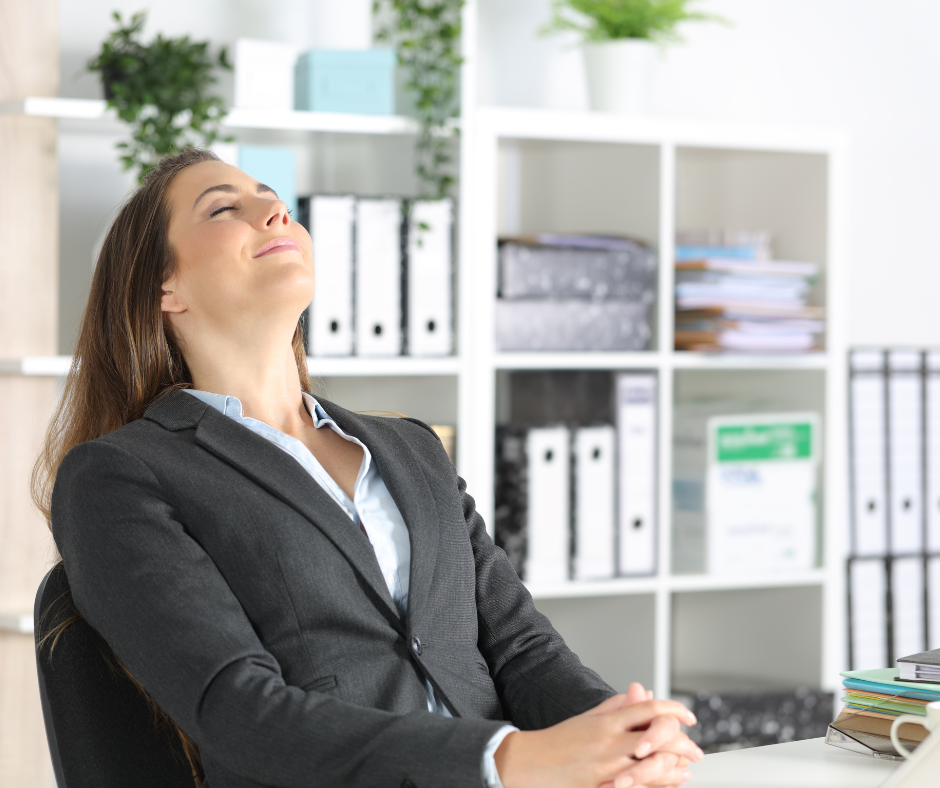 Impiegata respira aria pulita in ufficio