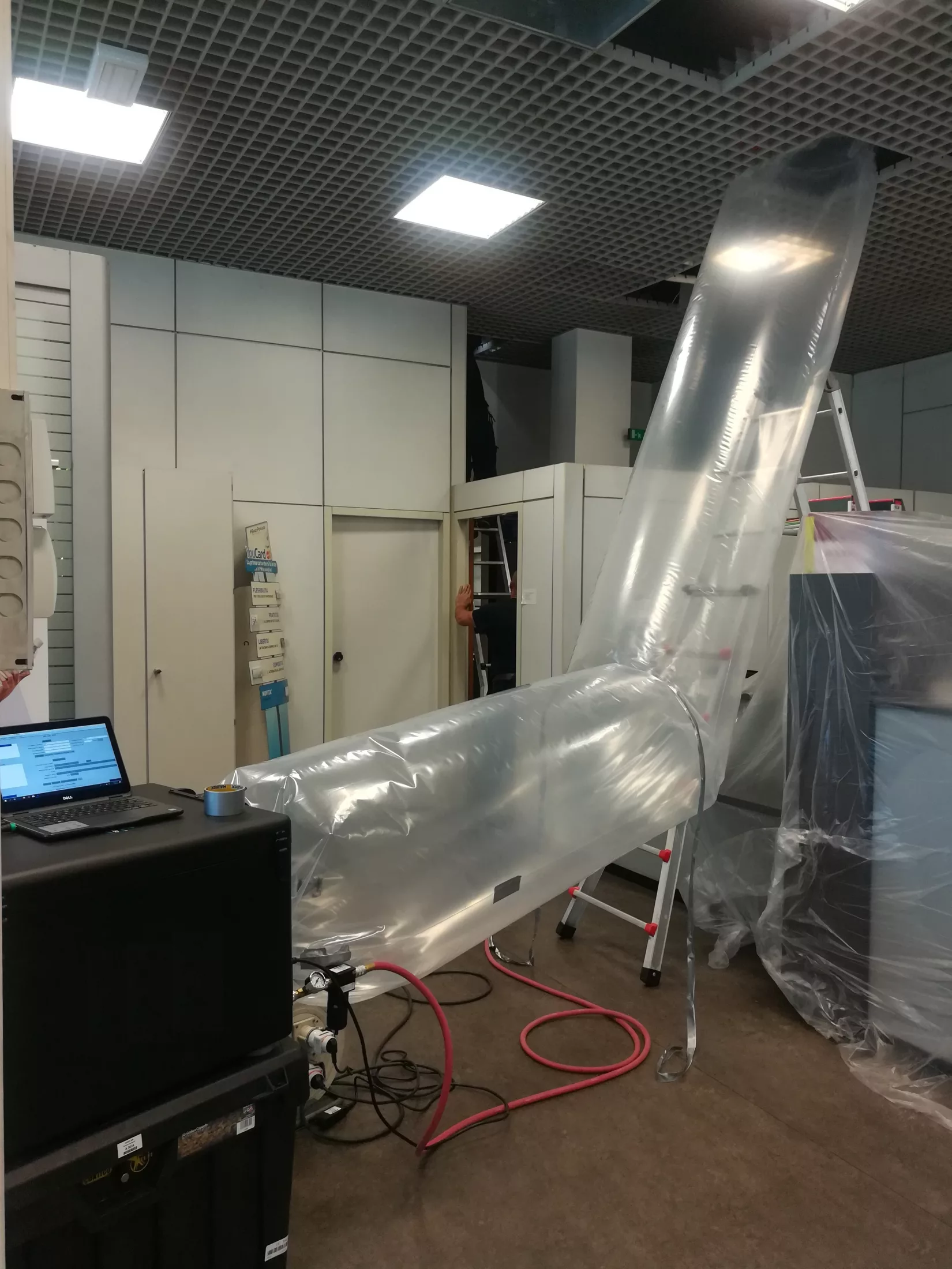 macchinario Aeroseal in funzione in un edificio