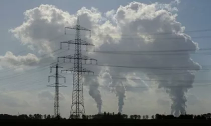 cielo in pianura con aria inquinata