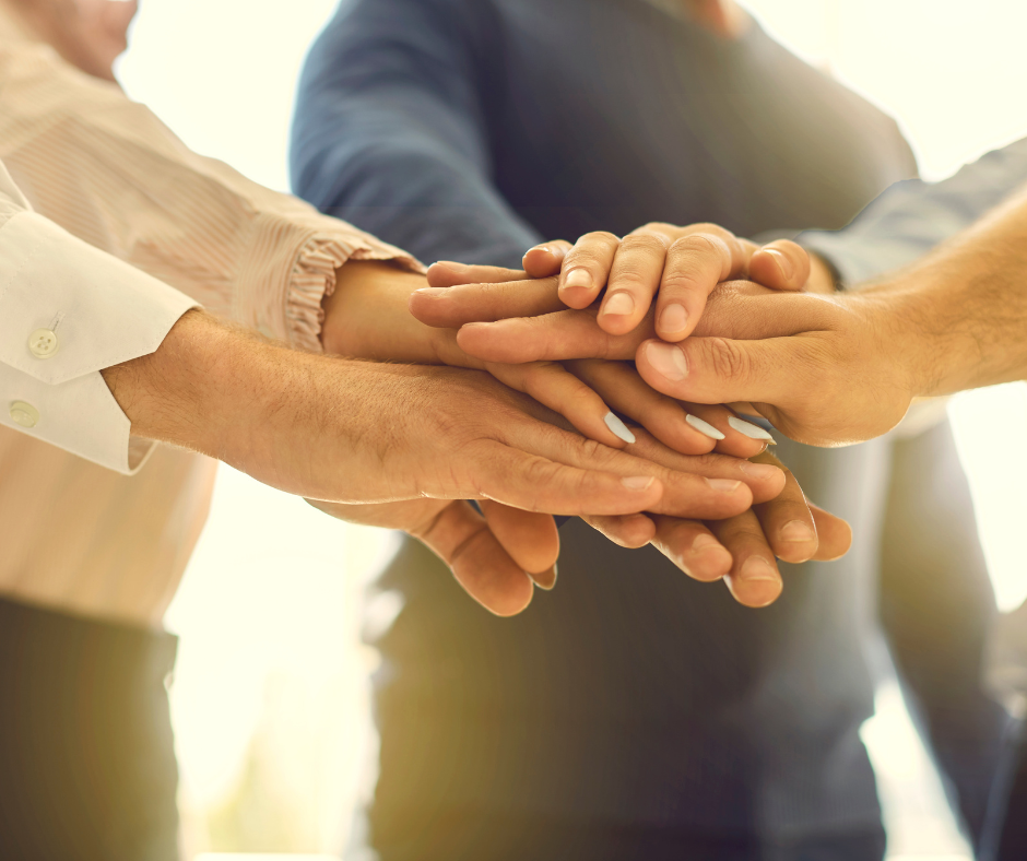 Persone di associazione per indoor air quality e igiene aeraulica uniscono le mani