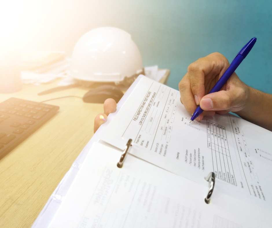 preposto che valuta i rischi su un foglio.