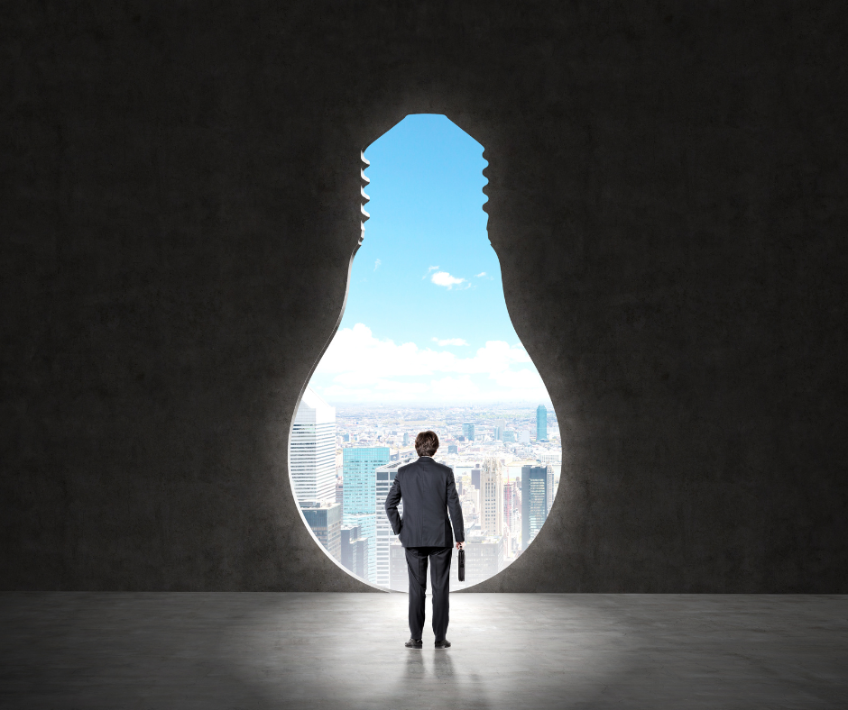 Uomo che guarda al futuro.