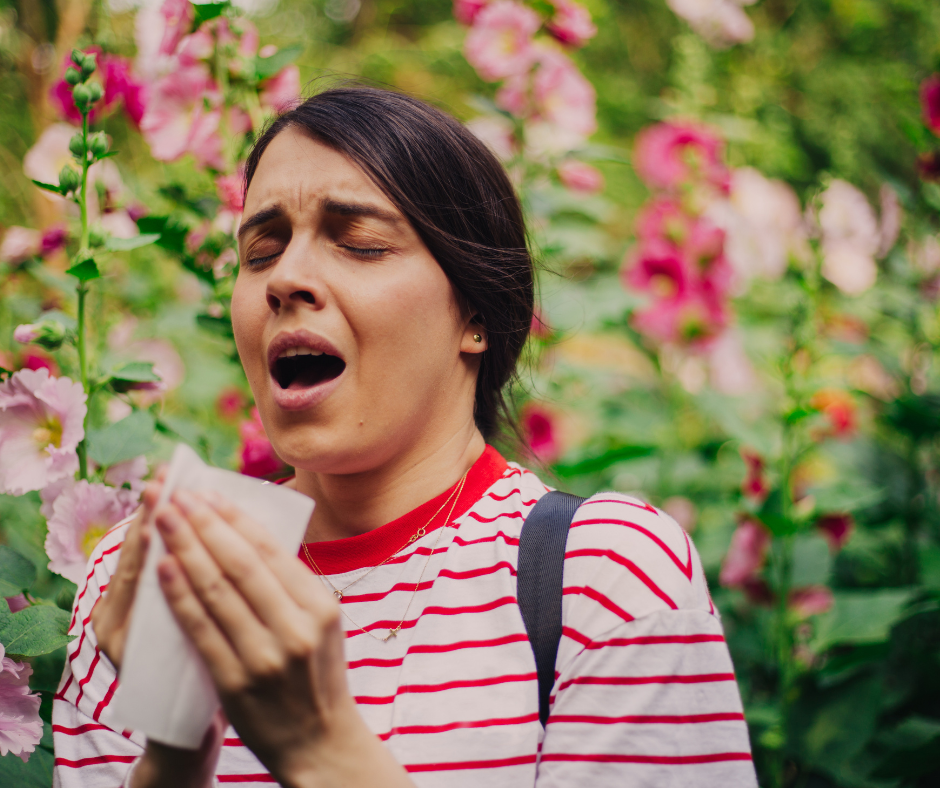 Persona con allergia che sta per starnutire.